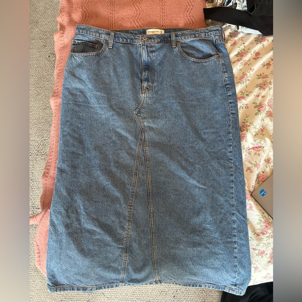 Abercrombie High Rise Jean Skirt w/ back slit (34/18)